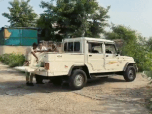 छात्र नेता शुभम रेवाड़ के घर पुलिस पहुंची:नजरबंद करने का आरोप, राज्यपाल के दौरे से पहले छात्रनेता का वीडियो आया सामने